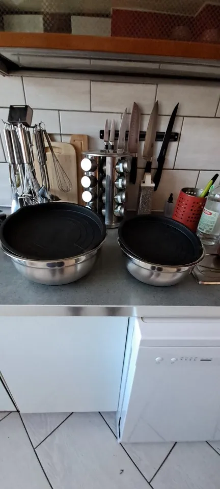 LMETJMA Mixing Bowls with Lids and Non Slip Bases Stainless Steel Mixing Bowls Set for Baking Nesting Storage Bowls JT227 photo review