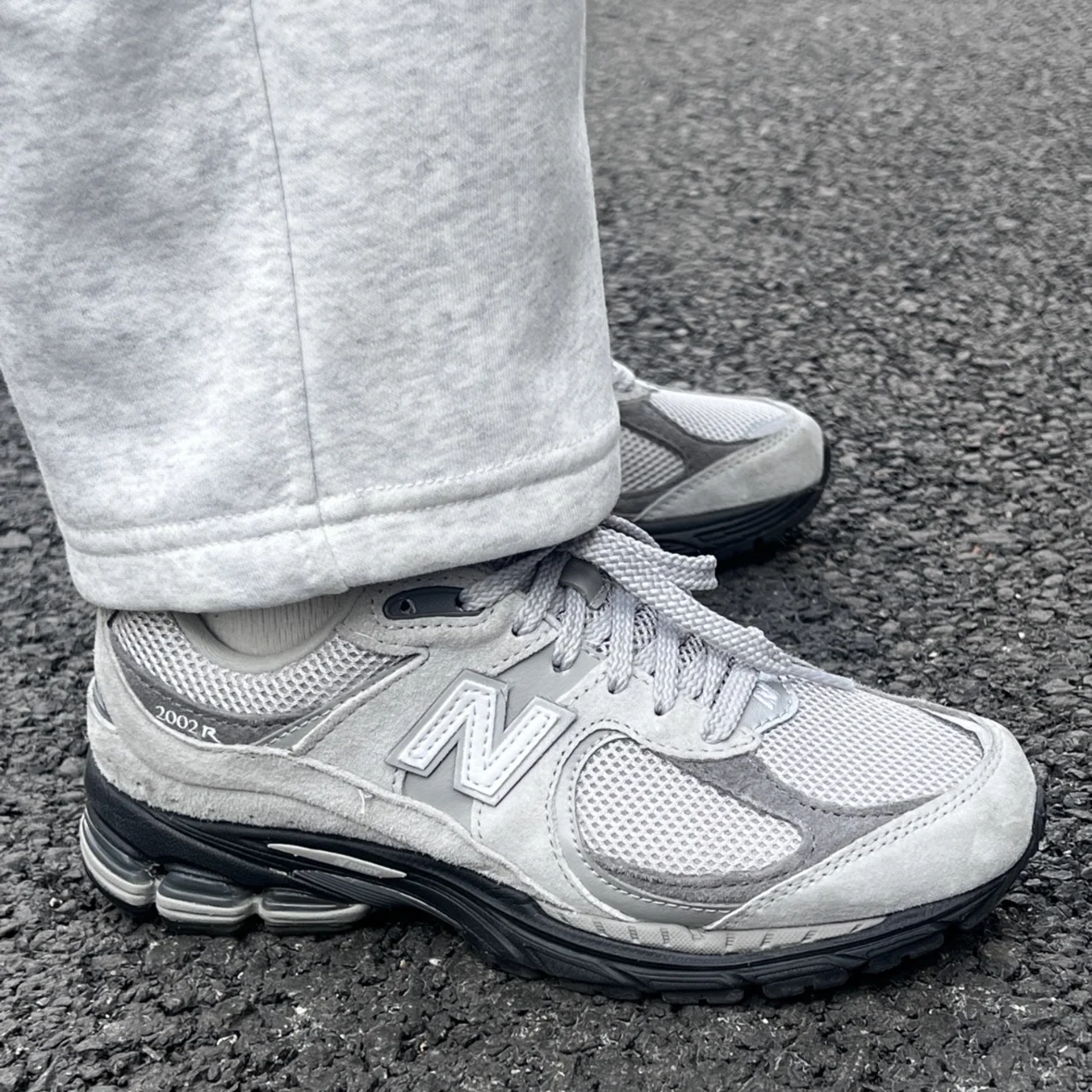 حذاء الجري New Balance NB 2002R Retro متعدد الاستخدامات ممتص للصدمات ومتين ومنخفض القطع للرجال والنساء، رمادي