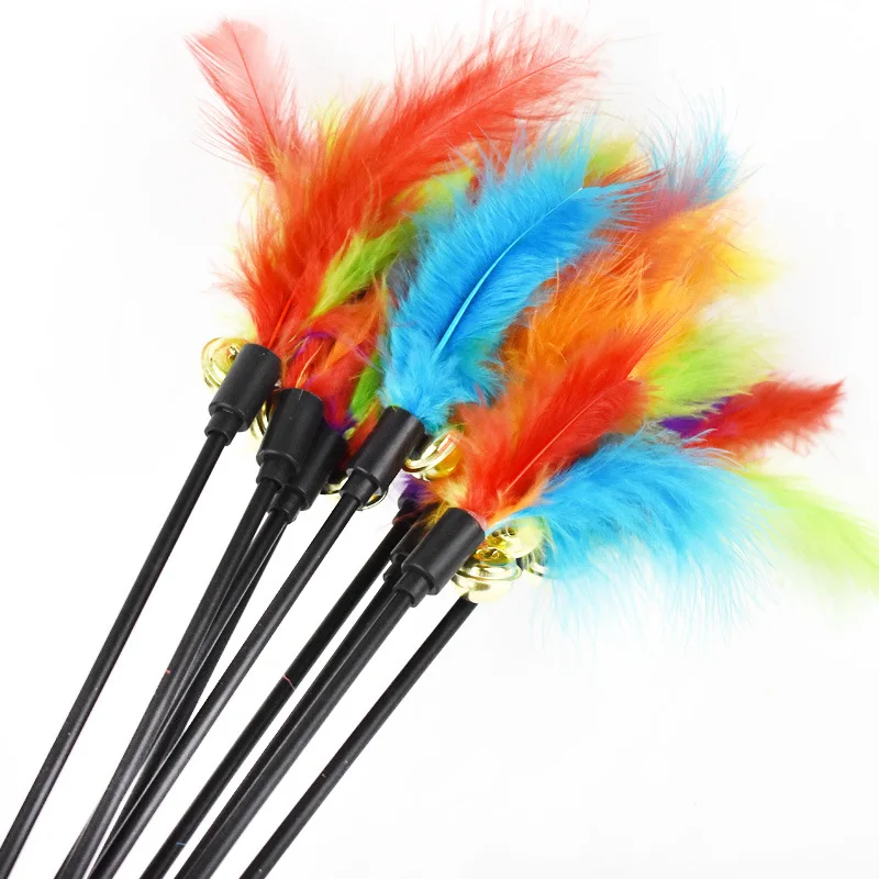 Gran oferta de juguetes para gatos, palo para gatos de Color aleatorio, juguete de plumas para gatos con campana pequeña, juguetes interactivos para