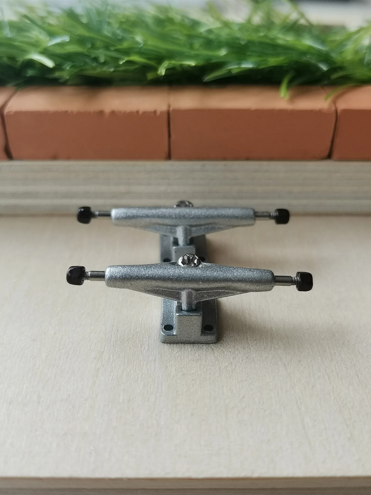 Professional 32mm Mini Finger Skateboard Eureka Fingerboard Trucks