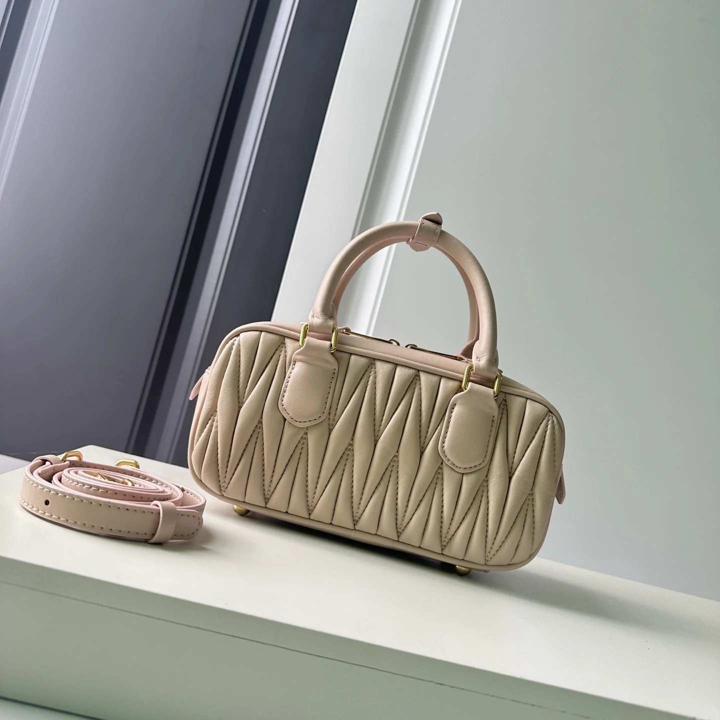 

Женская сумка Бежевая стеганая кожаная сумка с верхней ручкой Модная мини-бостонская сумка через плечо в стиле люксового бренда Hot Sal