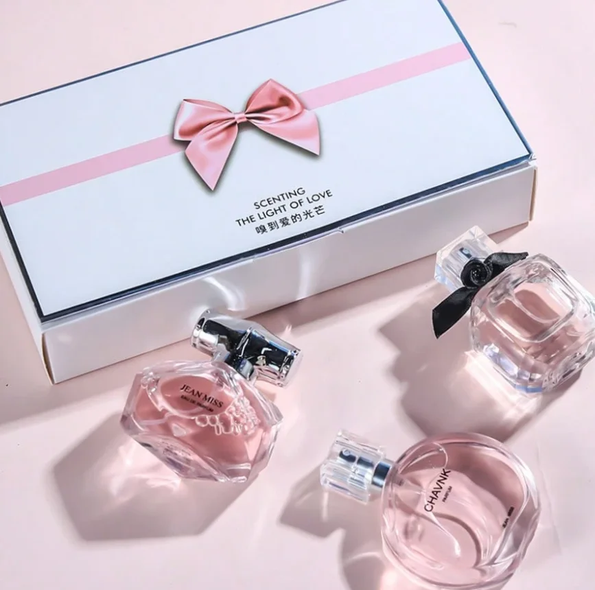 

Набор из 3-х парфюмов пастельно-розового цвета – нежные и женственные ароматы в изящных стеклянных флаконах, легкий роскошный подарок на любой случай.