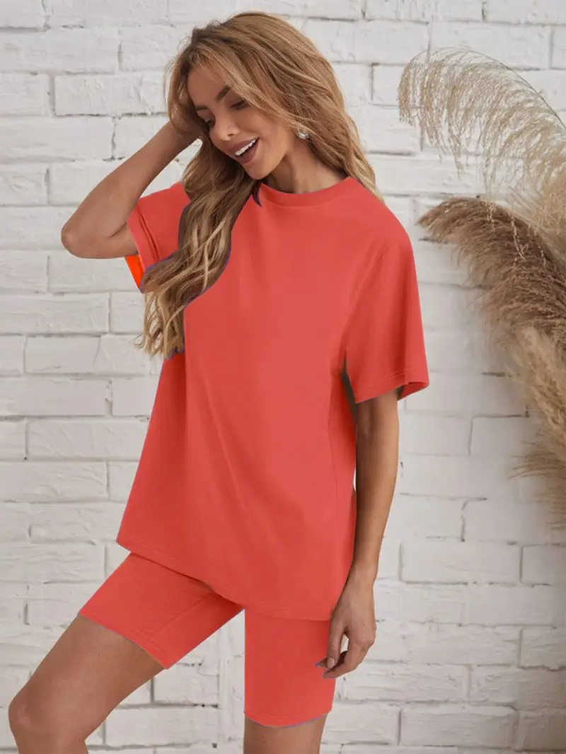 Ensemble de détente pour femmes, deux pièces, t-shirt à manches courtes associé à un pantalon, pyjama confortable et décontracté pour la maison.