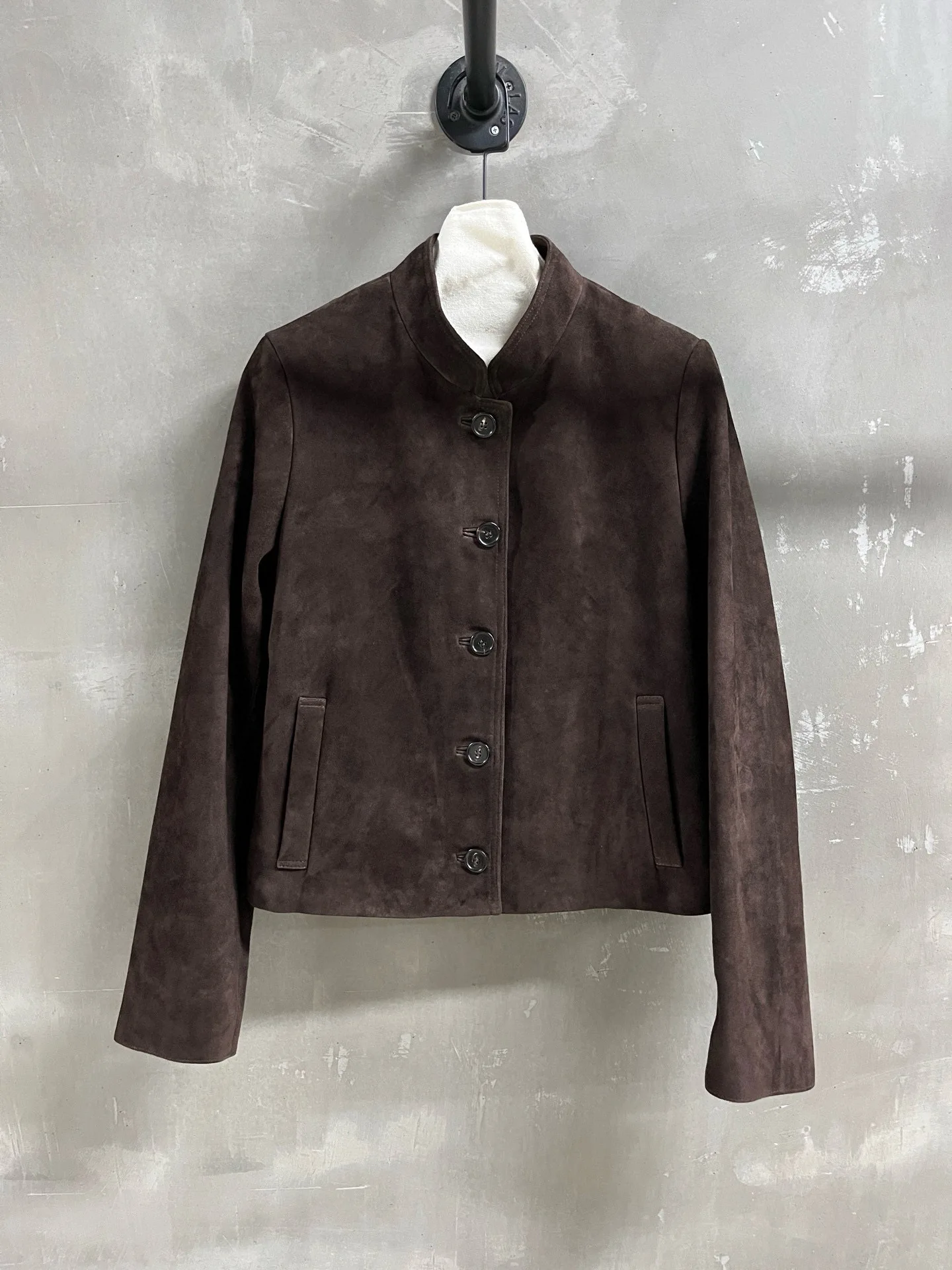 Jesienna damska kurtka z prawdziwego zamszu w jednolitym kolorze, modna i codzienna.