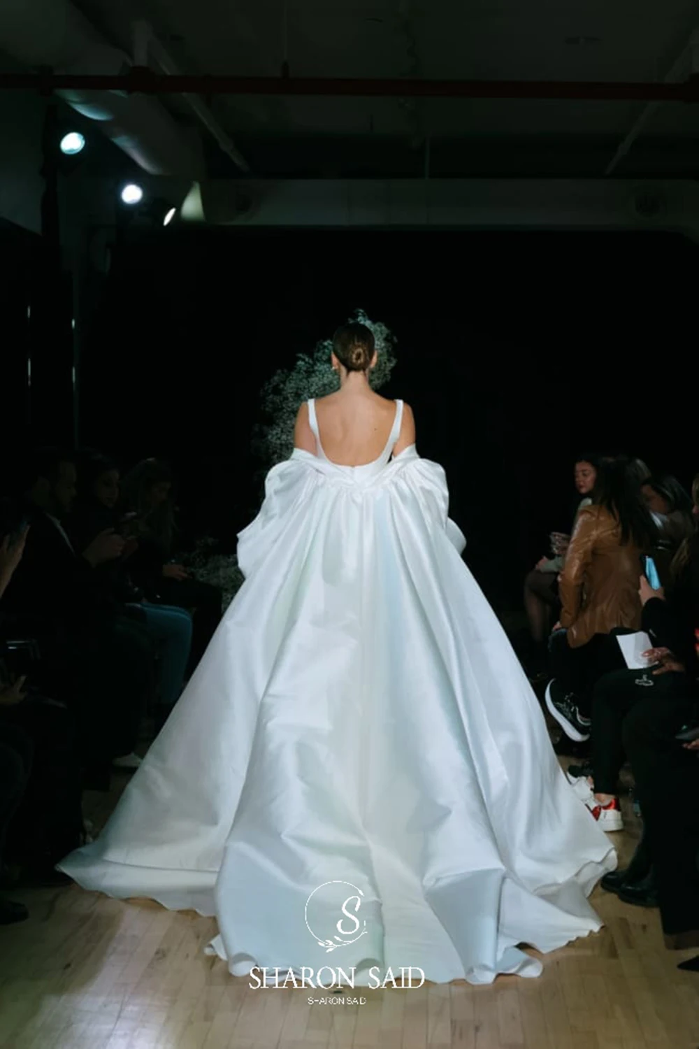 Sharon Said Abito da sposa in raso bianco sporco con colletto quadrato semplice 2025 con maniche a mantella staccabili Abiti da sposa SW320 personalizzati