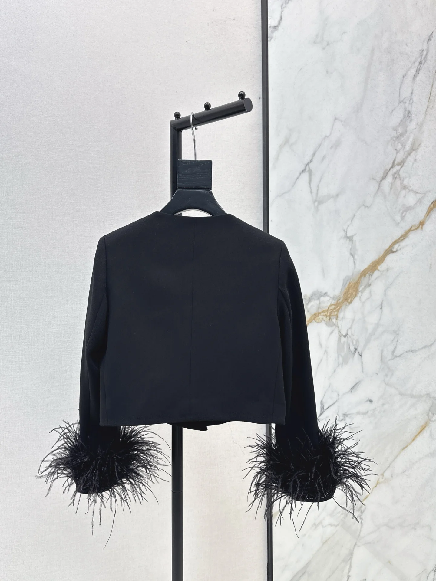 

Качественная осенне-зимняя женская черная куртка с круглым вырезом и меховыми манжетами SU178