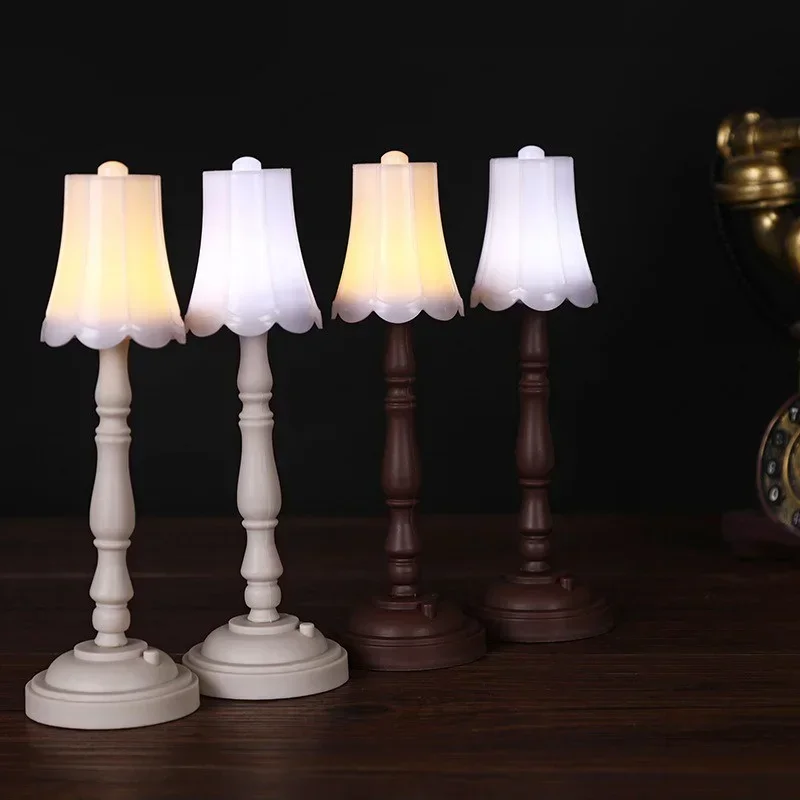 1/6 skala biała lampa biurkowa LED Model mebli do gorących zabawek BJD akcesoria do domku dla lalek dzieci udawaj, że bawisz się zabawkami — zdjęcie 2