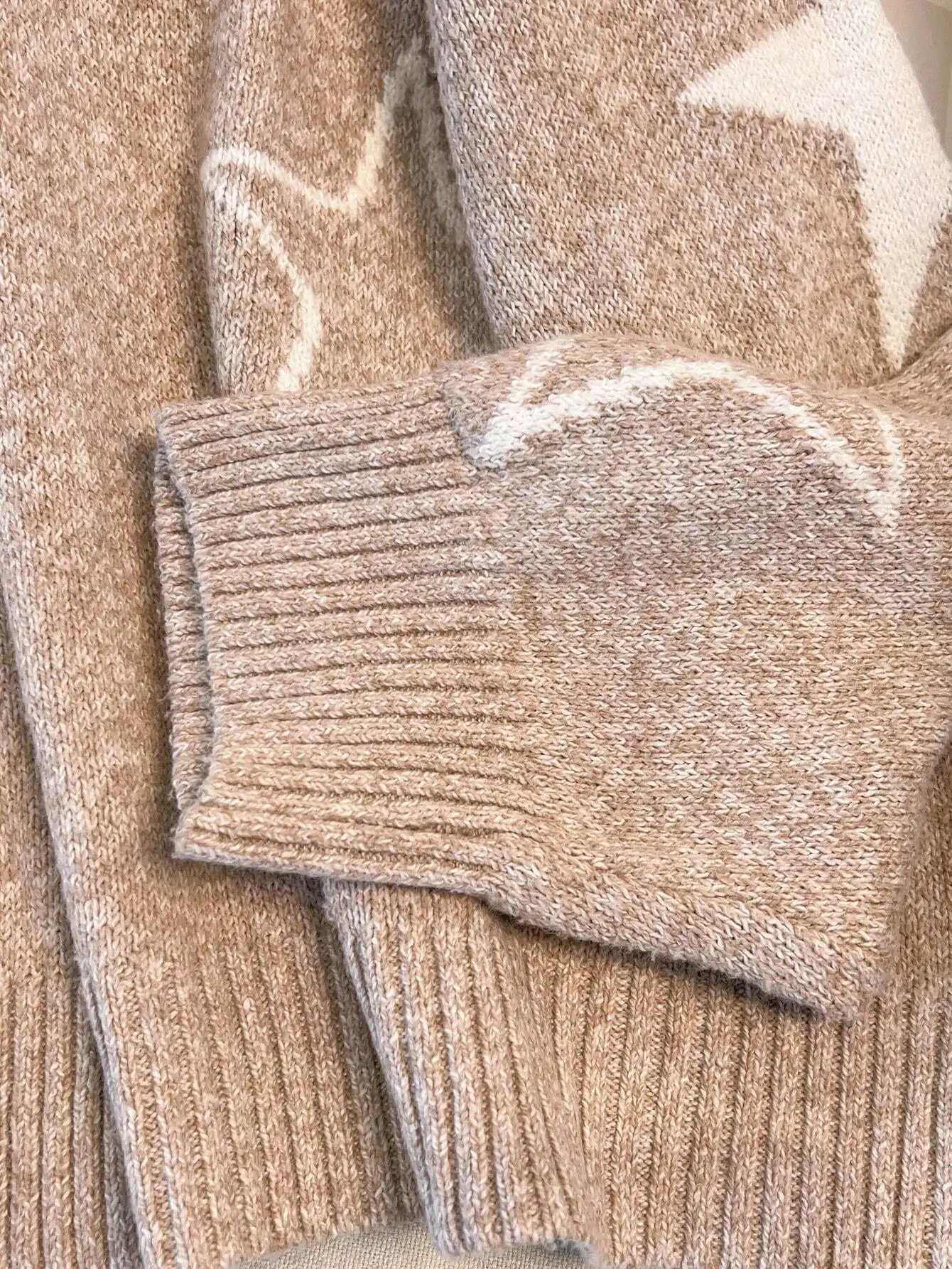 ニットセーターシンプルでスタイリッシュな秋冬の万能ラウンドネックトップと女性の五芒星の組み合わせ