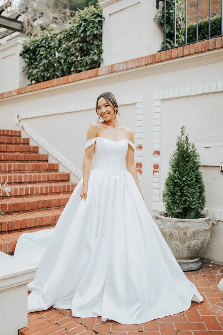 

Off White Off The Shoulder Satin Wedding Dress Simple Scoop A Line Ball Gown For Bride Open Back Bridal Gowns With Court Train