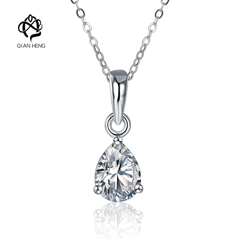 Qian Heng S925 prata Moissanite Colar D cor para as mulheres elegante presente Dia dos Namorados Pingente de design Clássico para amigos