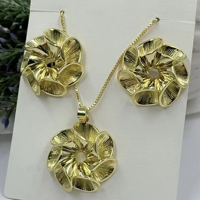 Hawaiian Plumeria Flower Jewelry Set for Women Textured Ribbon Pinwheel Pendant Necklace Stud Earrings Tropical Island Jewelry