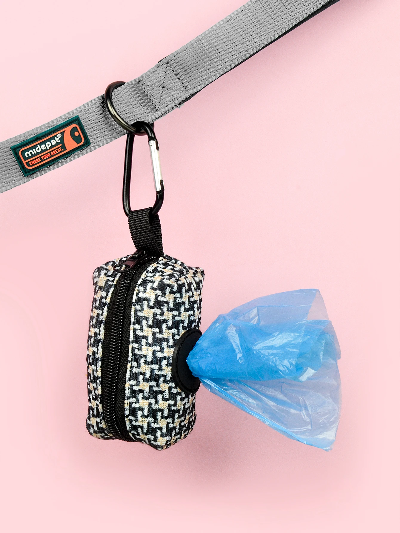 1pcs Furry Cute Design Dog Poop Bag Holder for Leash Attachment(No Poop Bag And Leash)