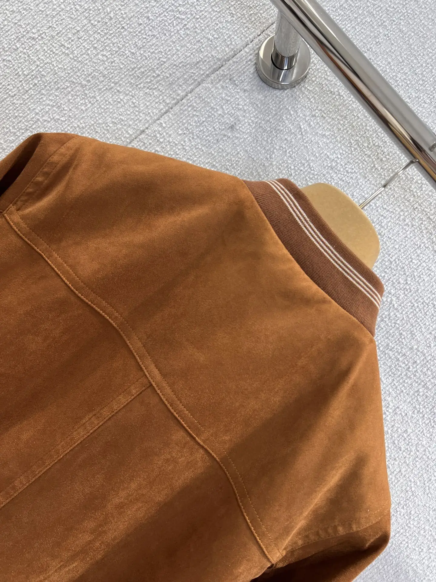 レディース キャラメル スエード クロップド ボンバー ジャケット ボタンアップ ベースボール スタイル アウター