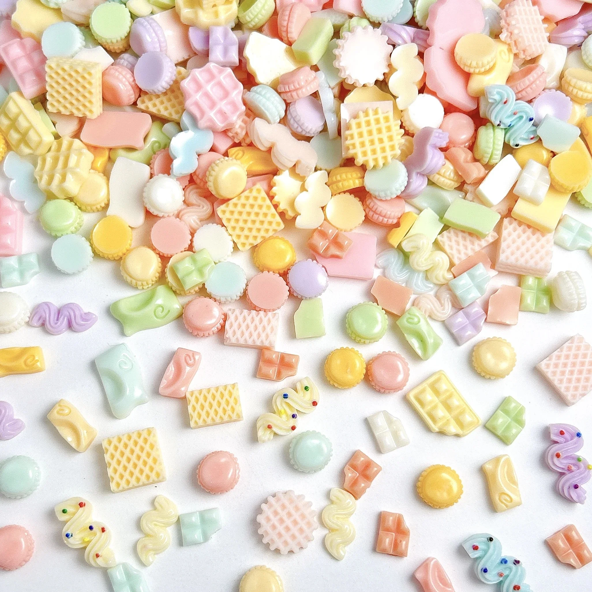 Mini biscuits au chocolat en résine, 50 pièces, plusieurs couleurs, breloques pour Nail Art, bande de crème simulée Kawaii, décorations mixtes pour ongles, DIY