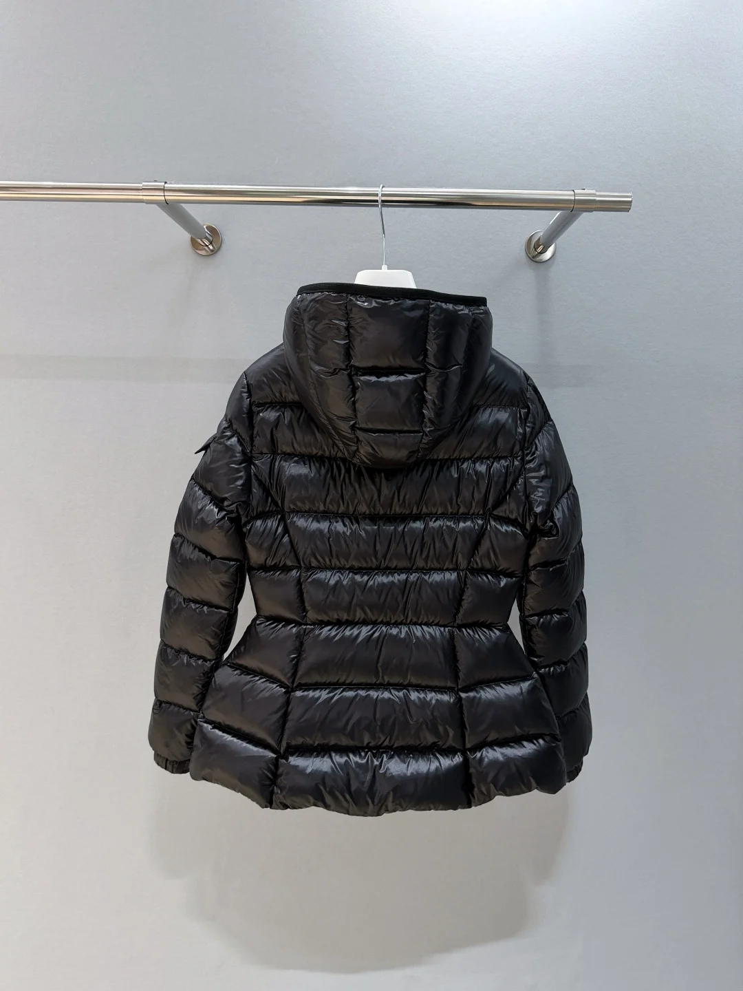 เสื้อแจ็คเก็ตขนเป็ดฤดูหนาวปี 2025 ขนห่านขาว 95% คุณภาพสูง ทนทาน ฮาร์ดแวร์สั่งทำพิเศษ คุณภาพระดับไฮเอนด์