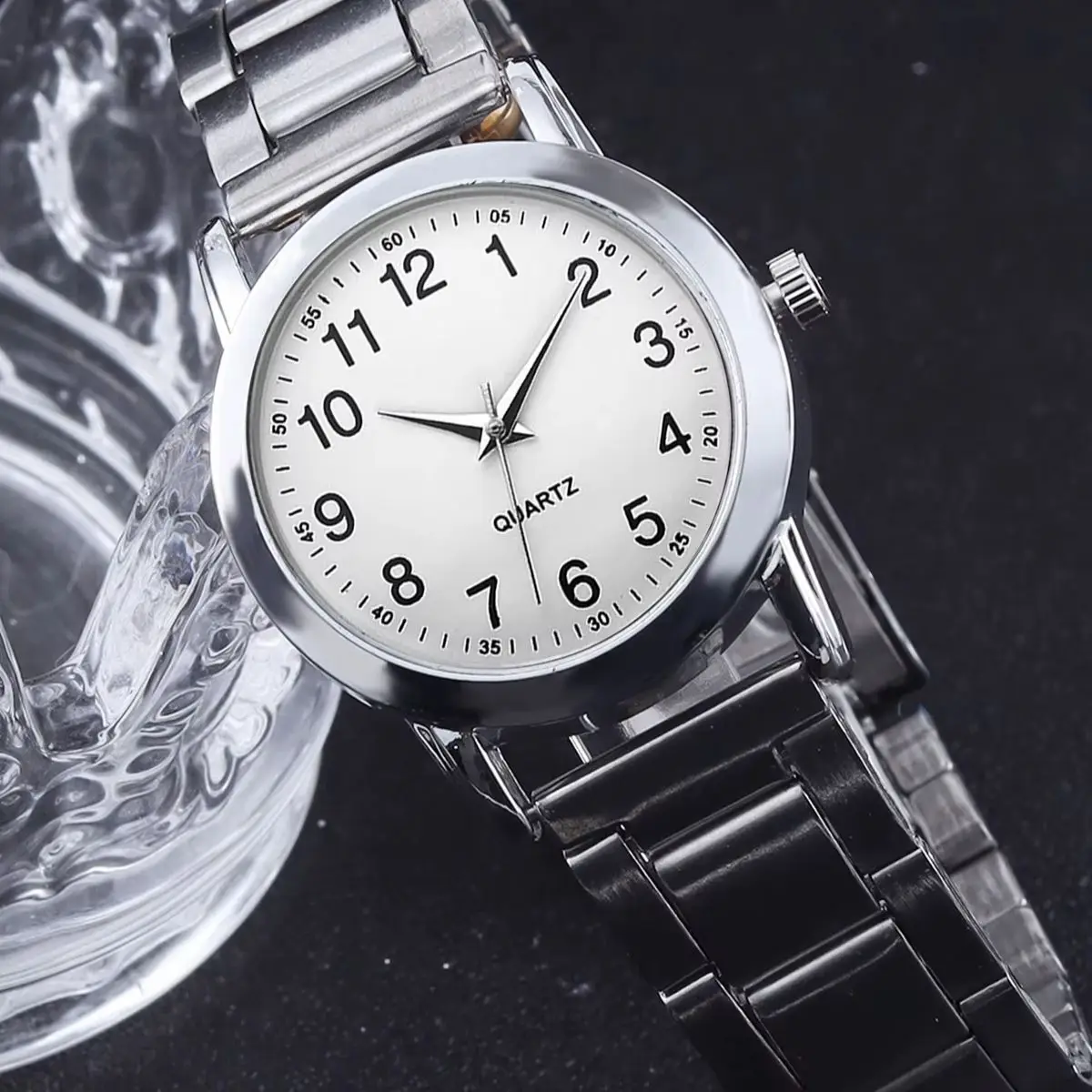 2-Piece Set, Women's Casual and Fashionable Round Dial Quartz Watch Paired with a Heart Bracelet, Stylish and Exquisite, Suitable for Various Occasions, Perfect as a Daily Gift or Birthday Present.