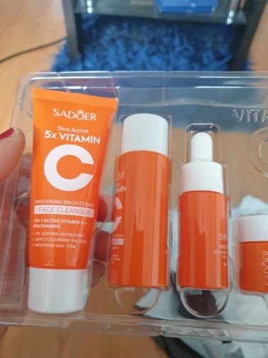 4pcs/box SADOER 5x Vitamin C Kit Whitening Moisturizing Travel Set(Facial Cleanser, Toner, Serum, Face Cream） photo review