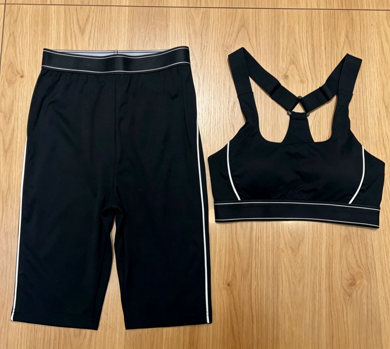 

2026 New Style Womens Black Cropped Yoga Sport Suit Size M L Slim and Good Elasticity Code 037