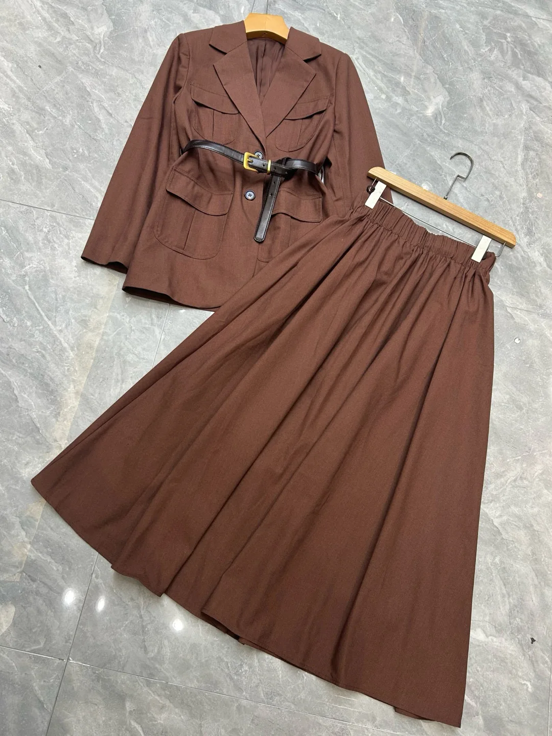 Traje de falda de lino con cinturón grueso de color sólido para mujer de otoño