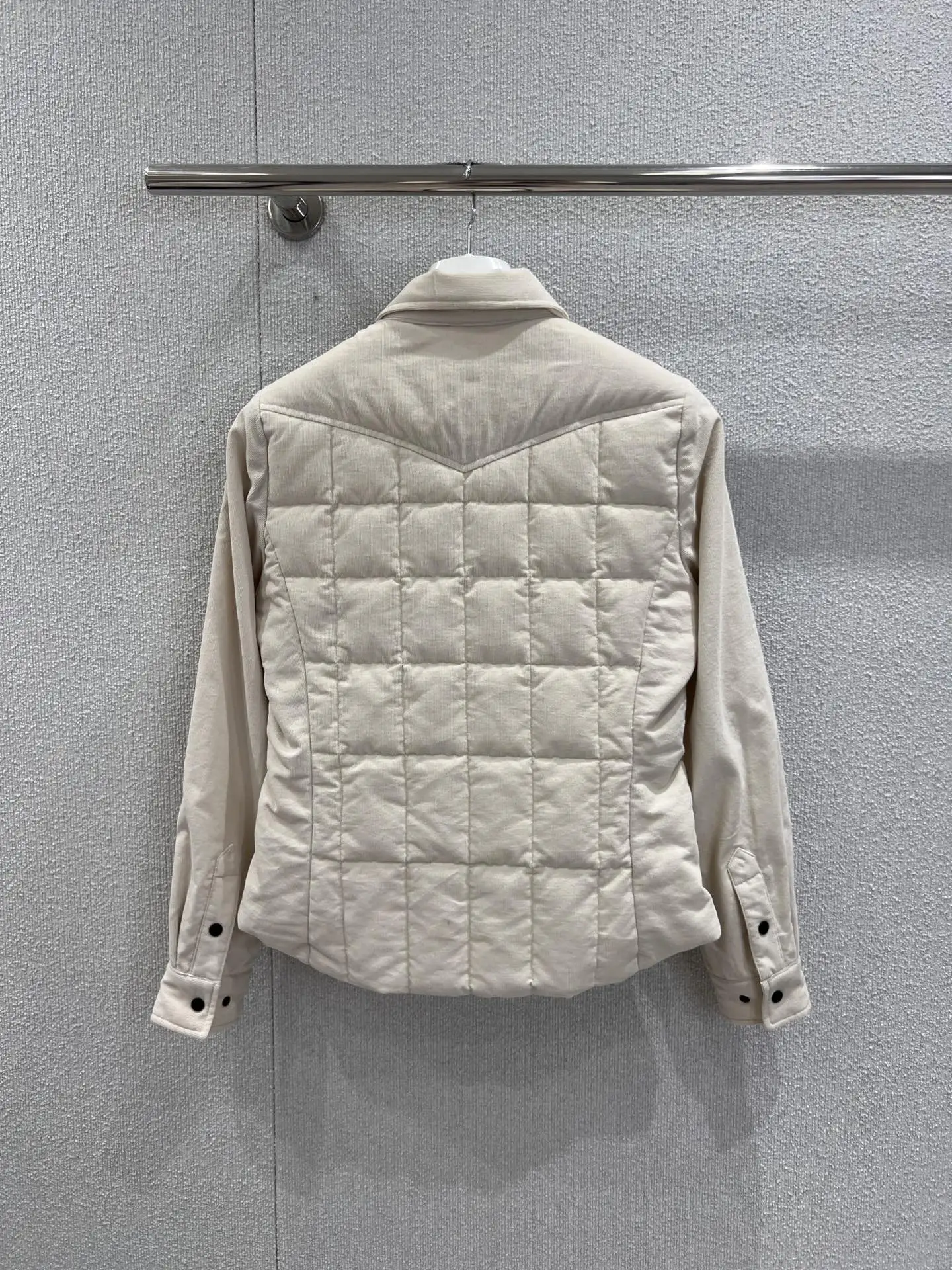 

Женская розовая стеганая куртка-рубашка — стильный дизайн и теплый материал, идеально подходит для осенне-зимней одежды