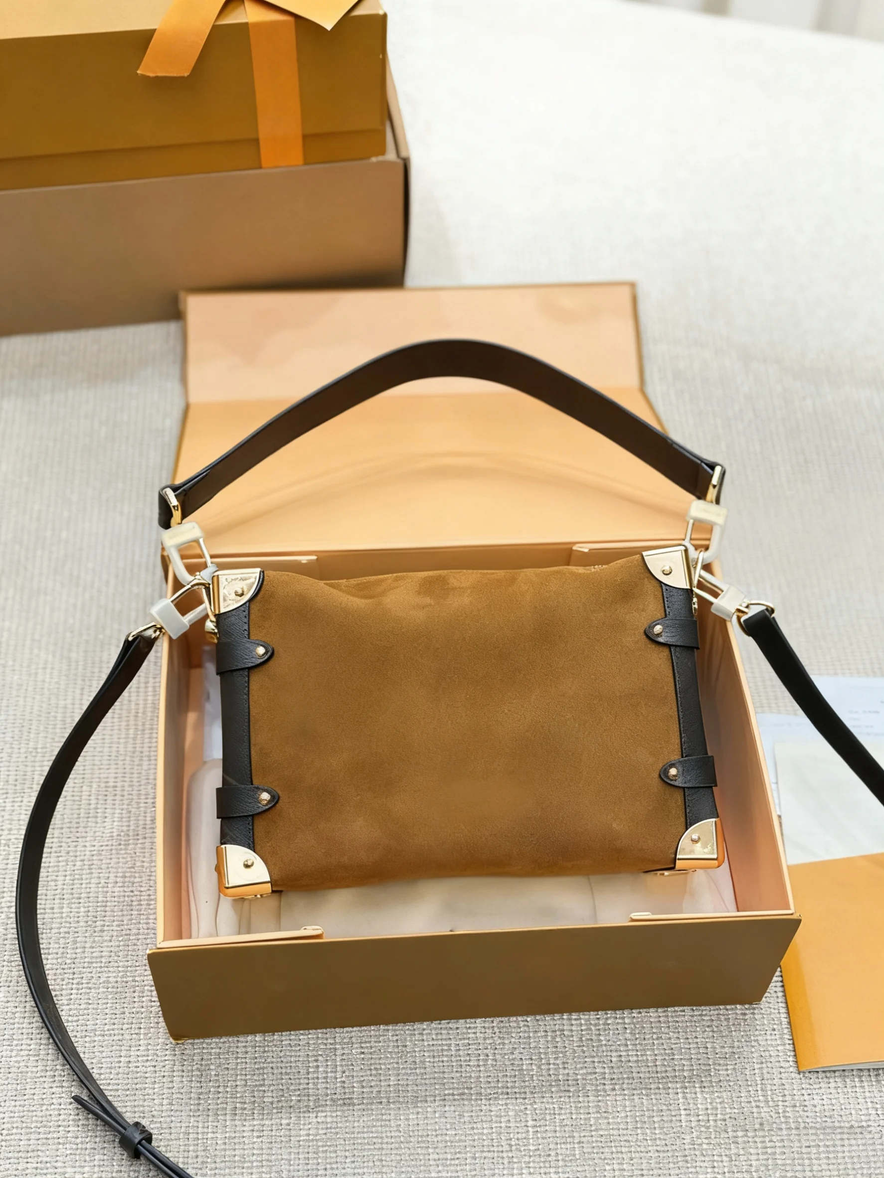 

2025 Новый РАЗМЕР: 18X12 СМ Модные универсальные сумки из кожи вишни Портативные можно носить на плече без коробок