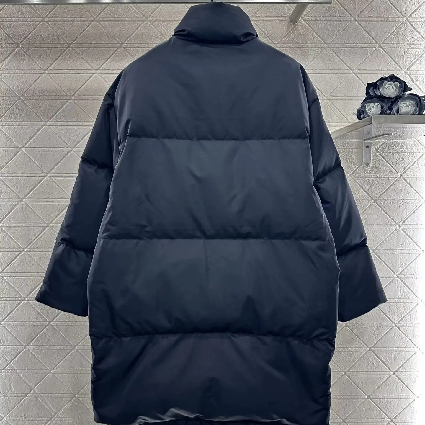 وصل حديثًا لعام 2025 جاكيت طويل بياقة واقفة مصنوع من النايلون المقاوم للرياح ومقاوم للماء وجيوب بسحاب من النايلون الأبيض