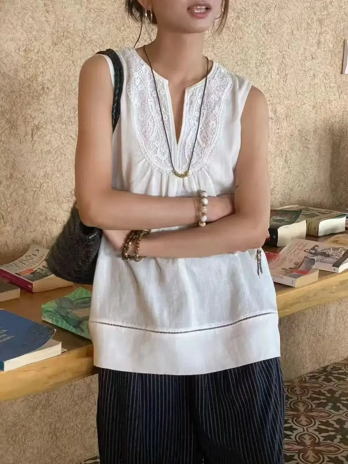 

Elegant high-end loose sleeveless top heavily craft embroidery V-neck design