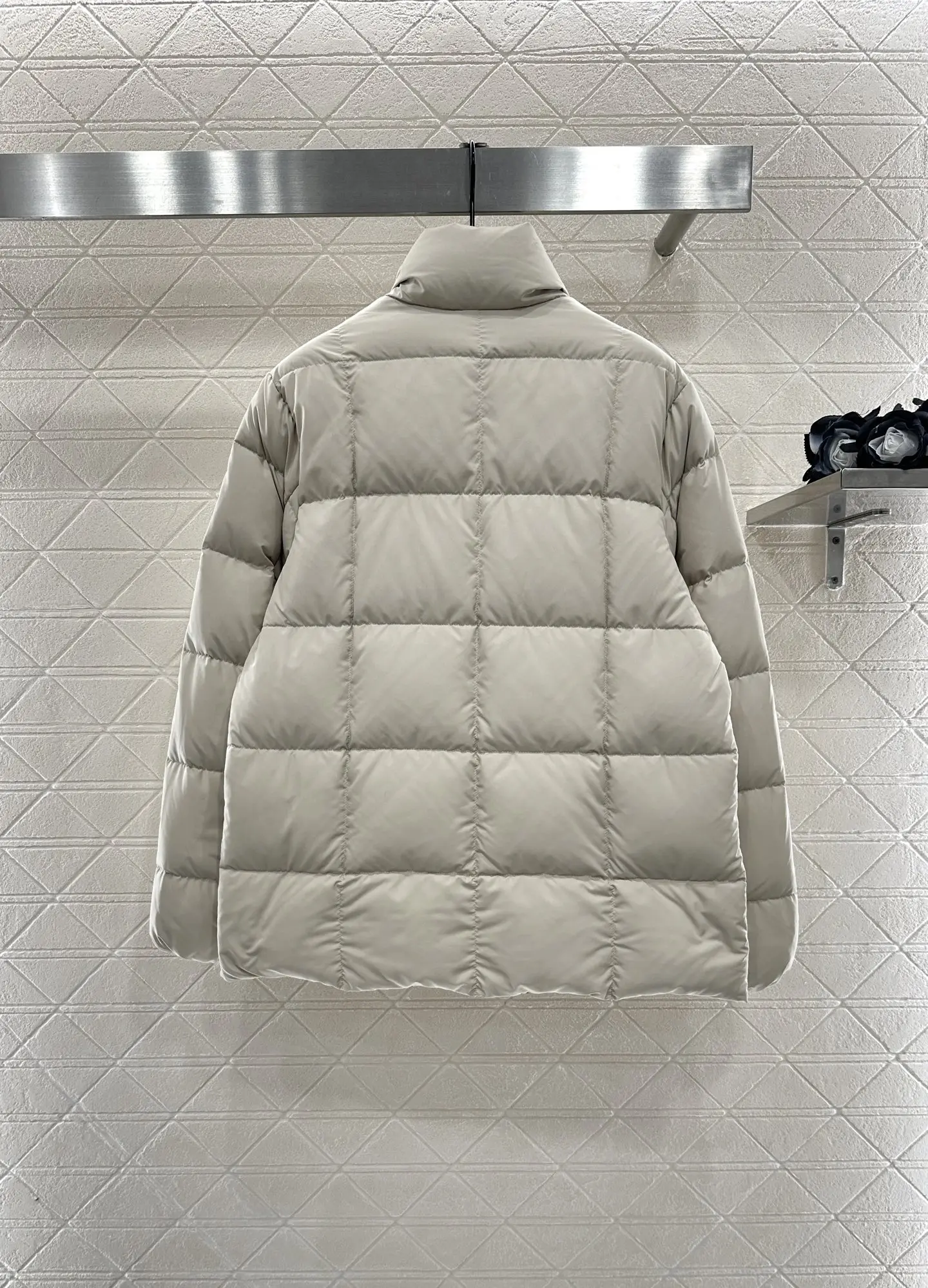 

Женская бежевая куртка-пуховик — теплая и стильная зимняя верхняя одежда