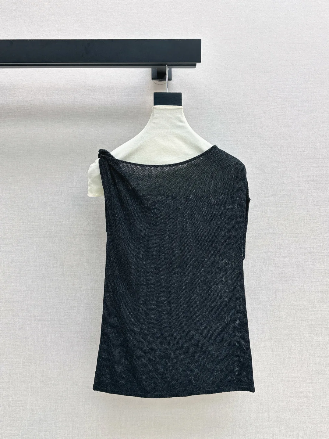 

2025 Spring/Summer's Latest Knitted Solid - Color Vest: A Touch of Elegance with One - Collar Brooch Decoration