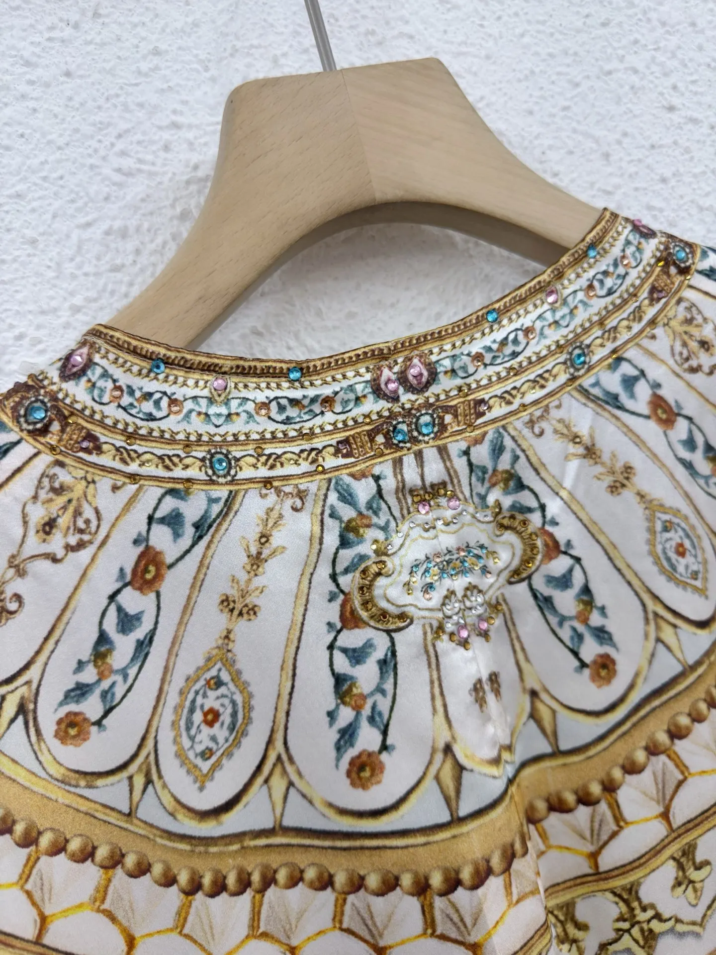 Abito lungo con stampa floreale bianca in vera seta al 100% Abito Boho da donna a maniche lunghe con scollo a V e parte anteriore intrecciata