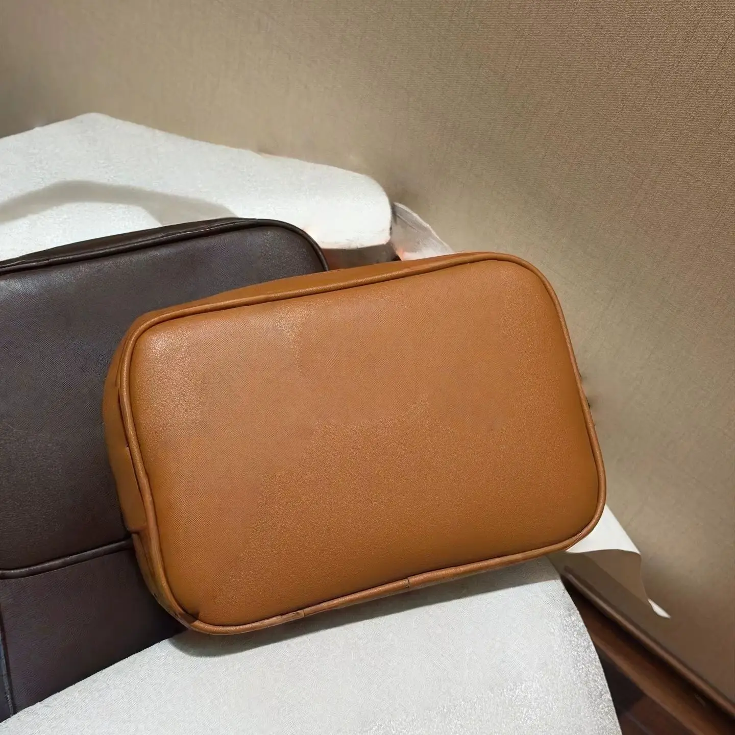 

2026 New Women's Handbag Bowling Ball/Briefcase Crossbody Bag Shoulder Bag, Leather, Three Colors Available, Brown, 20*14cm