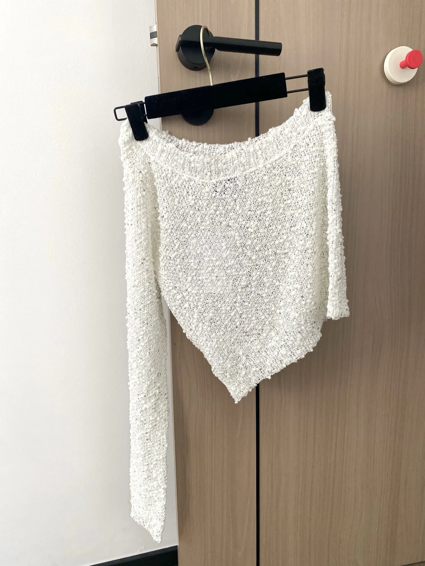 

25 New Black and White Two-color Diagonal Shoulder Design Hollow Design Exquisite Temperament Top