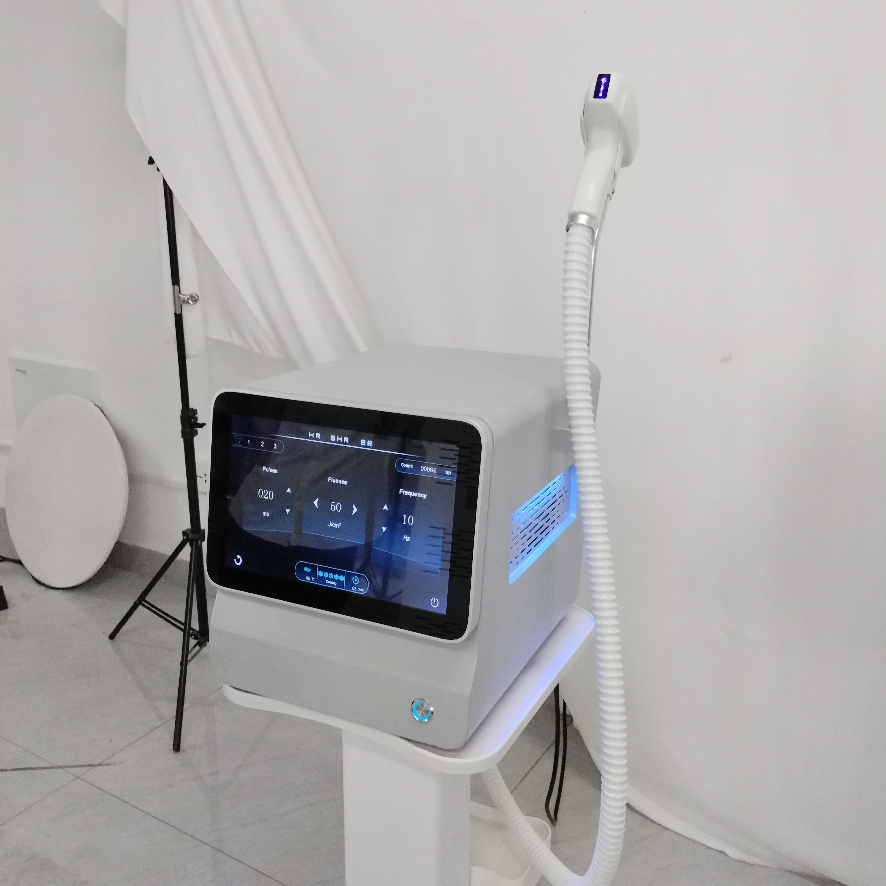 1 neueste tragbare 808 nm Dioden-Haarentfernungsmaschine Ice Titanium 3 Wellenlängen schmerzloses dauerhaftes Haarentfernungsgerät