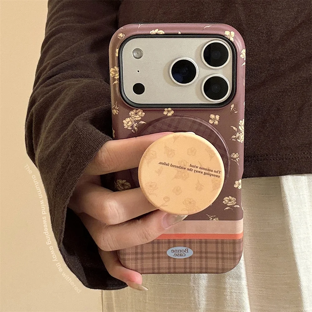 Casing Ponsel Retro Motif Kotak-kotak Cokelat dengan Hiasan Bunga Lucu dan Magnet untuk iPhone 17 16 15 Pro Max 14 13 12 11, Cover untuk Stand Magsafe