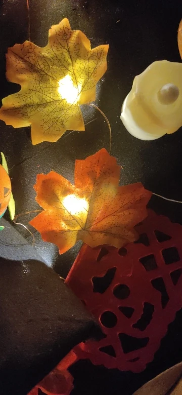 100/200Pcs Artificial Silk Maple Leaf Autumn Fake Leaves Garland Maple Leaves Vine Thanksgiving Halloween Wedding Party Decor photo review