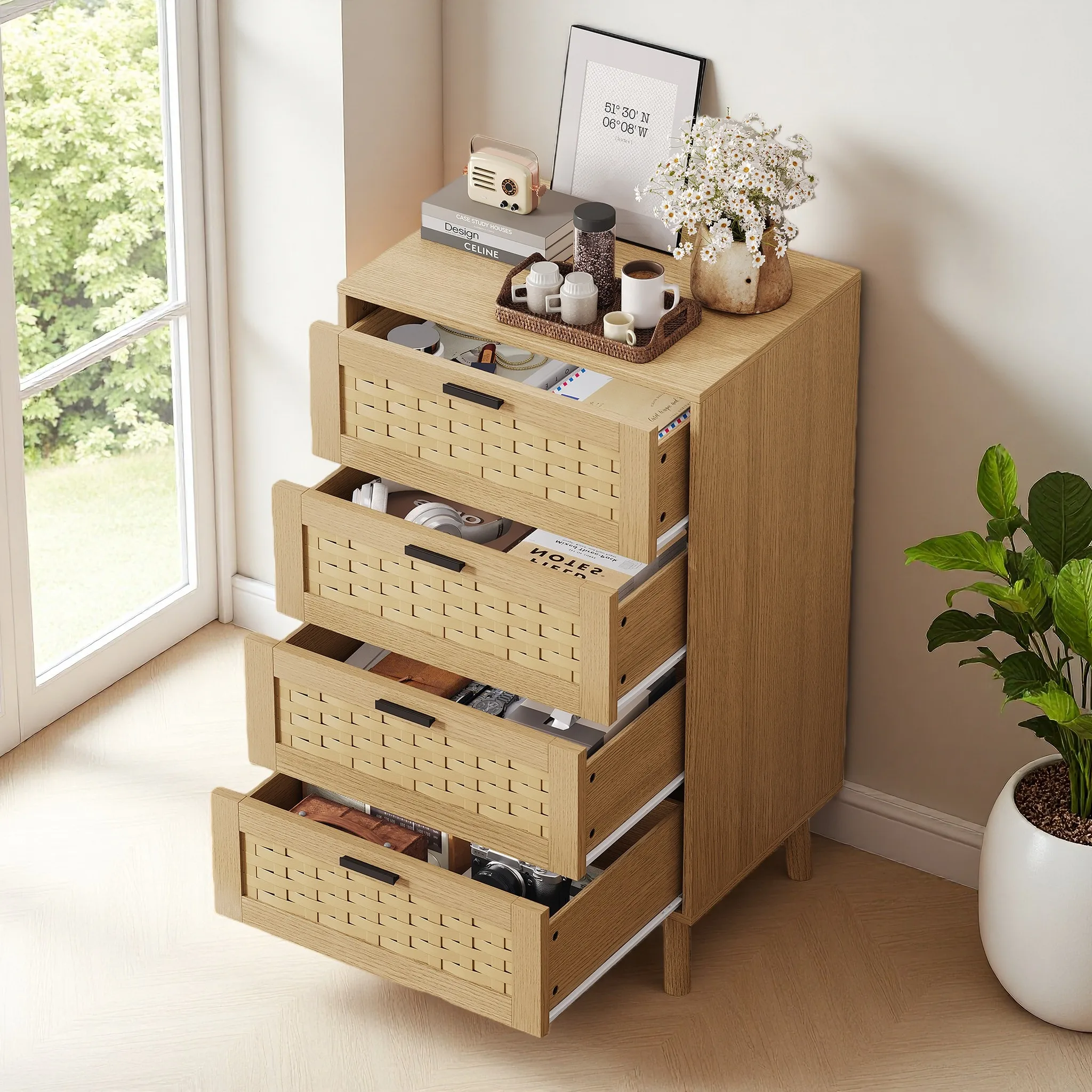 Commode à 4 tiroirs 55x40x95cm avec façade en rotin, meuble de rangement en bois imitation chêne, pieds en bois massif, système anti-basculement pour chambre salon entrée