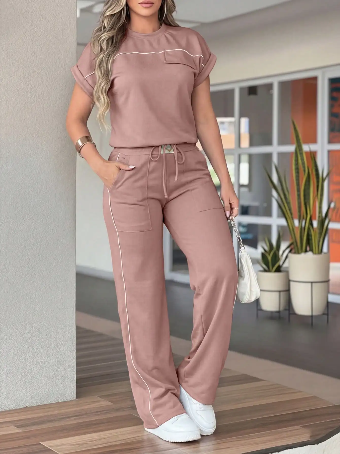 Women's Two-Piece Outfit, Featuring a Contrast-Stitched Round-Neck Rolled-Edge Short-Sleeve T-Shirt Paired with Drawstring Wide-Leg Pants, Multi-Pocket Loose-Fitting Casual Loungewear, a Versatile Outfit Suitable for D