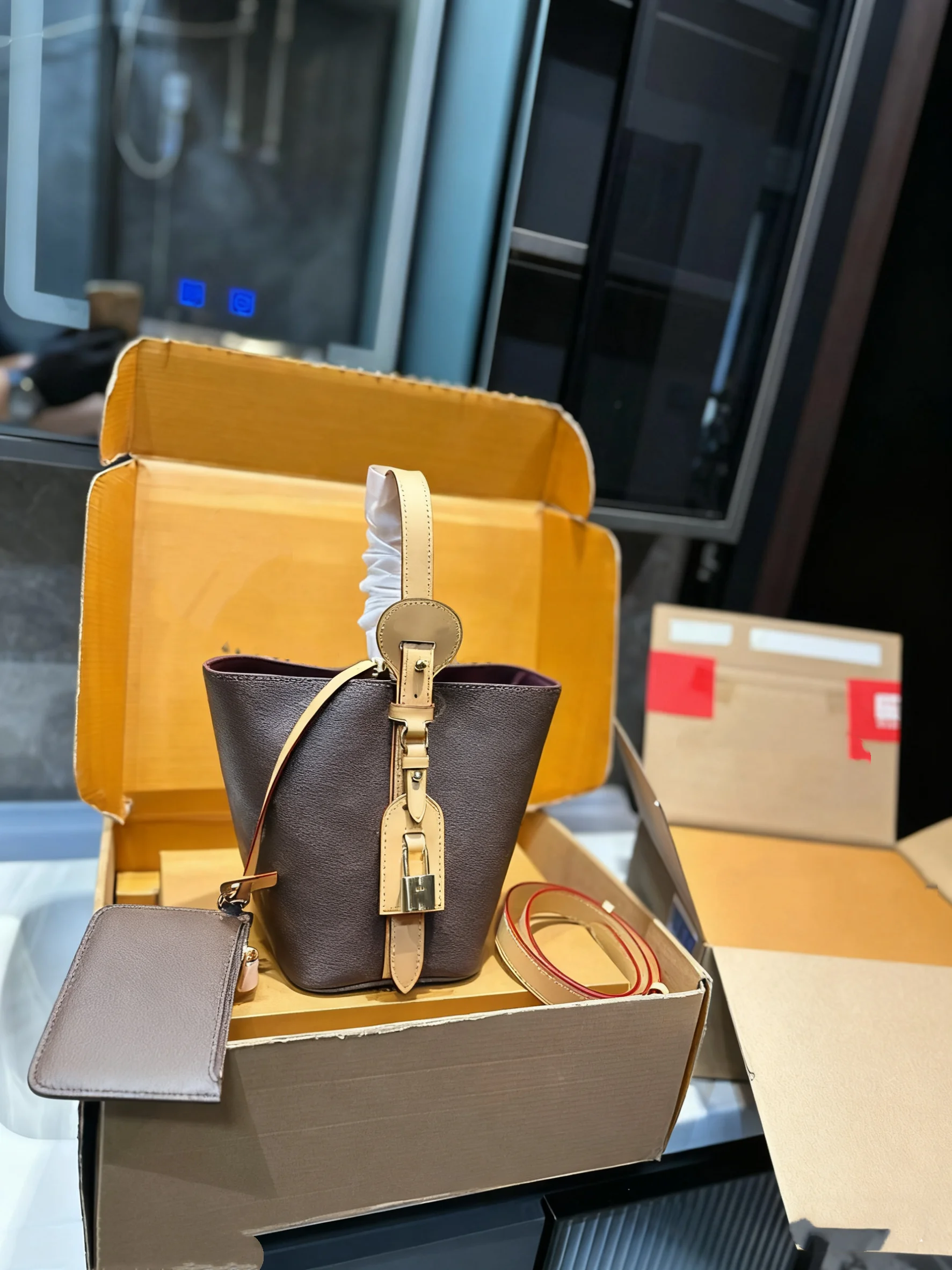 

2025 New SIZE: 17X12X18 CM Fashionable Versatile bags leather Portable can be carried on the shoulder no boxes