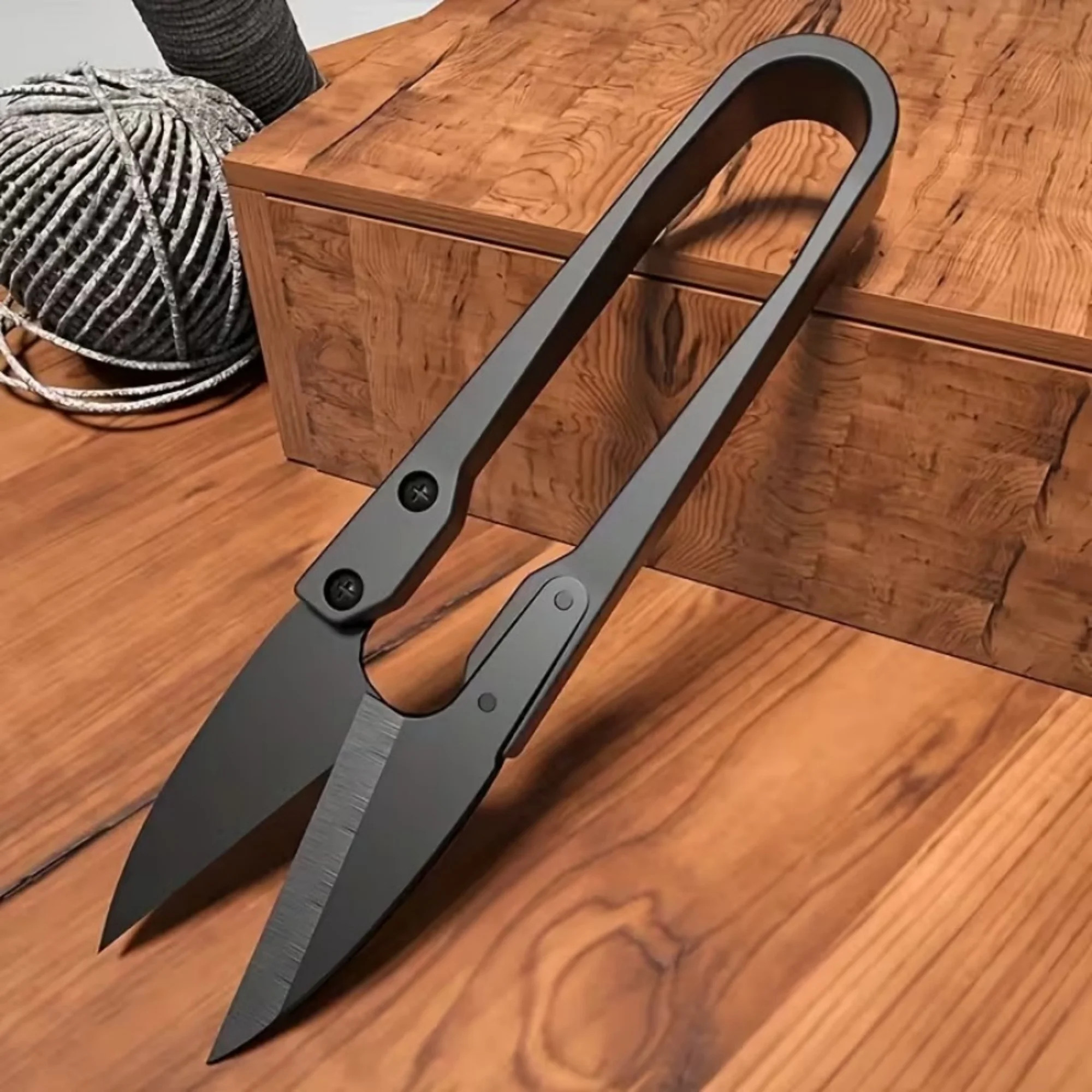 1 tijera negra en forma de U con un diseño de agarre cómodo, adecuada para coser, bordar y recortar telas.