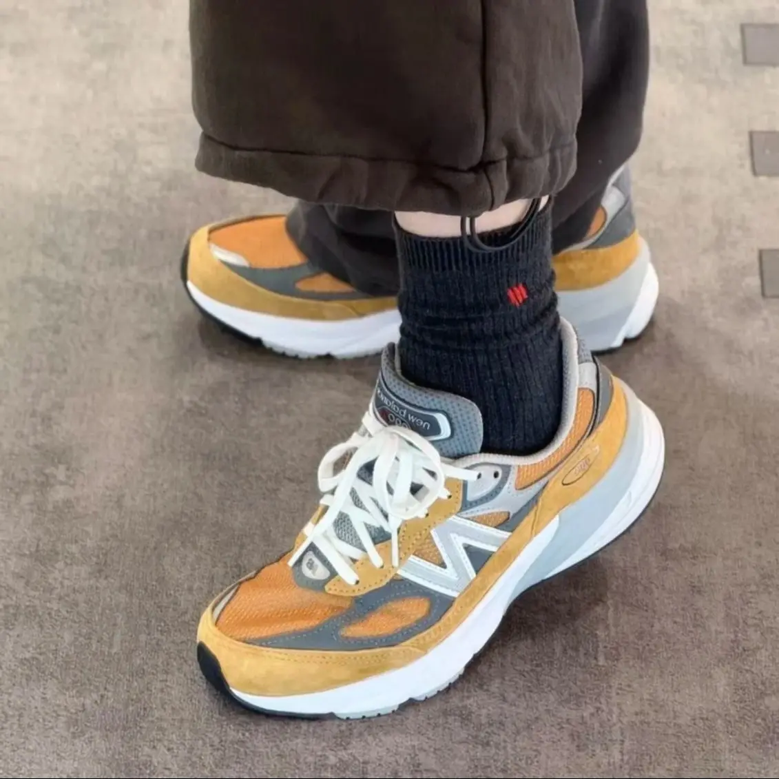 حذاء كاجوال New Balance NB 990 V6 بمقدمة مستديرة ومريح وقصة منخفضة للرجال والنساء، بني، رمادي، أبيض #1