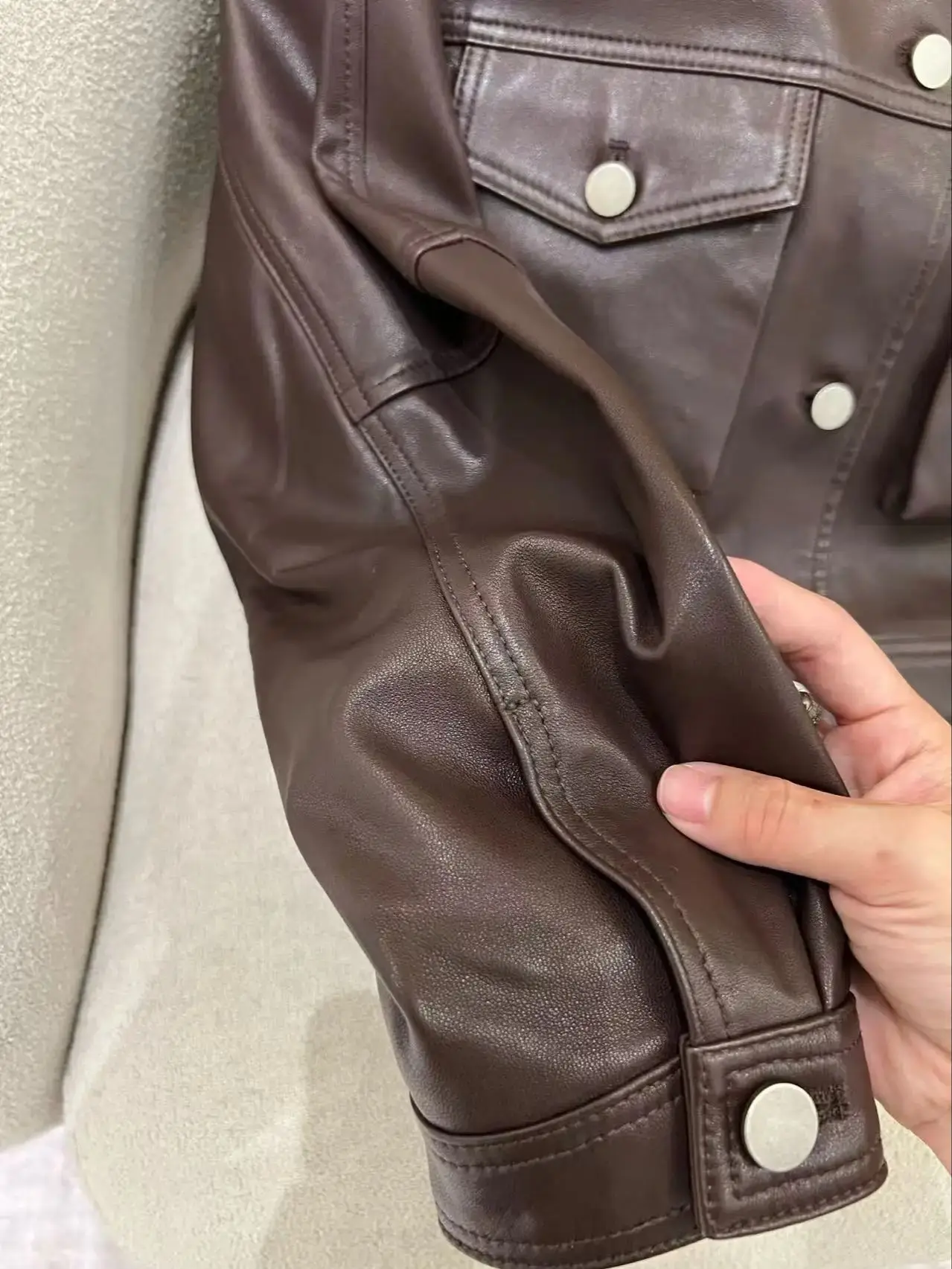 Casual kort damesjack van echt leer met zakken aan de voorkant