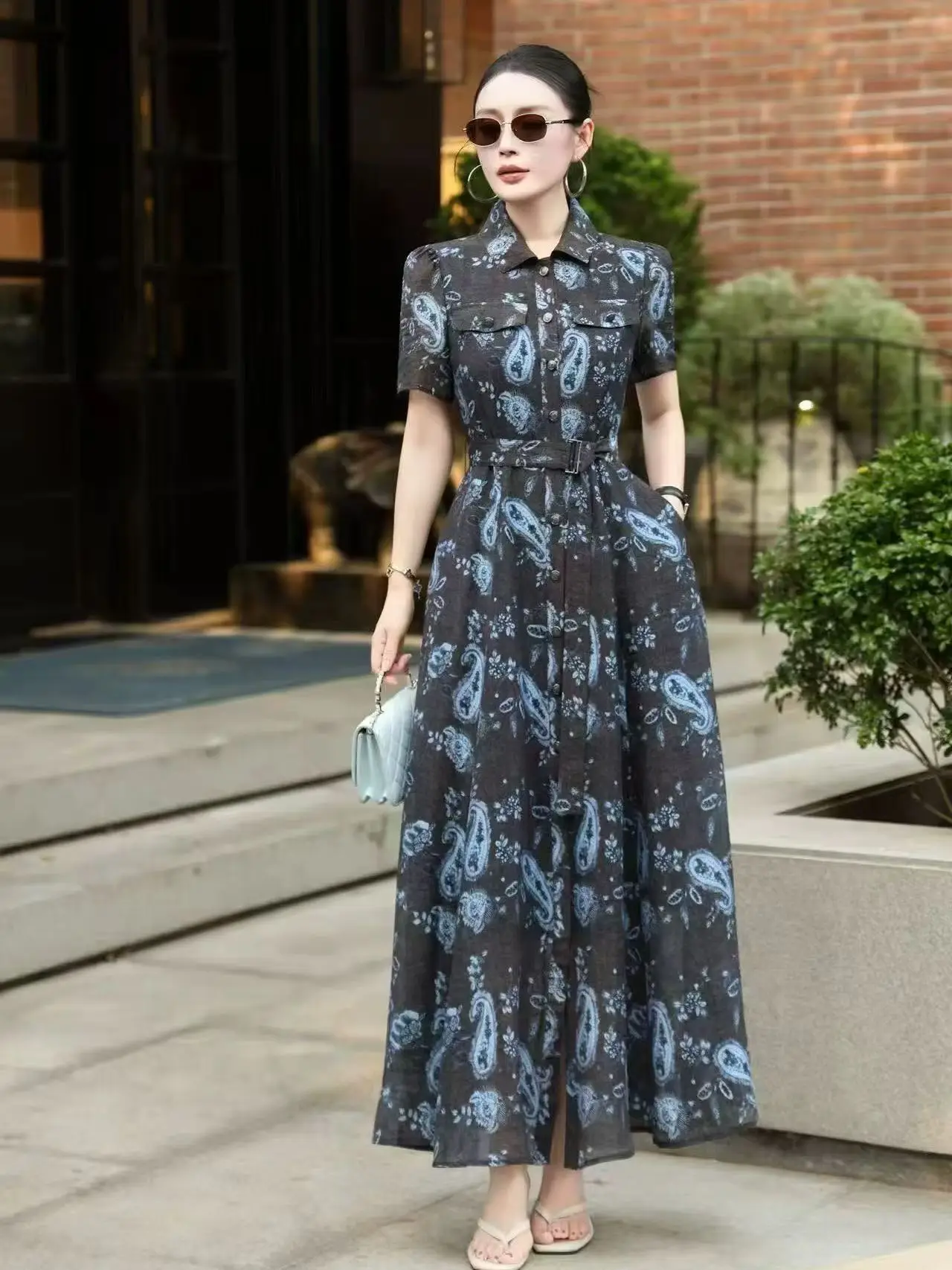invitada vestido amarillo con azul