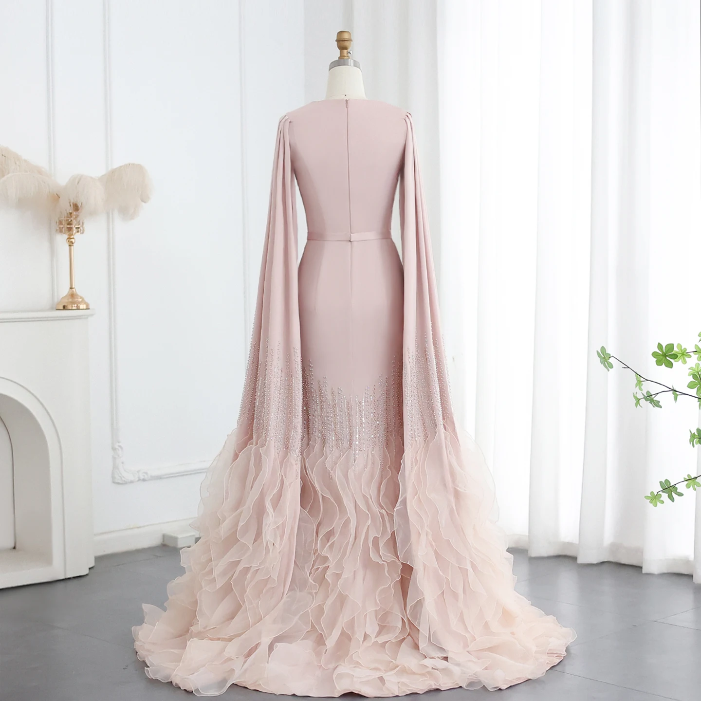Sharon Said Luxuriöse Meerjungfrauen-Abendkleider in Nude mit Cape-Ärmeln und gestuften Rüschen für arabische Hochzeitsfeiern SS440 Maßanfertigung – Detail 30
