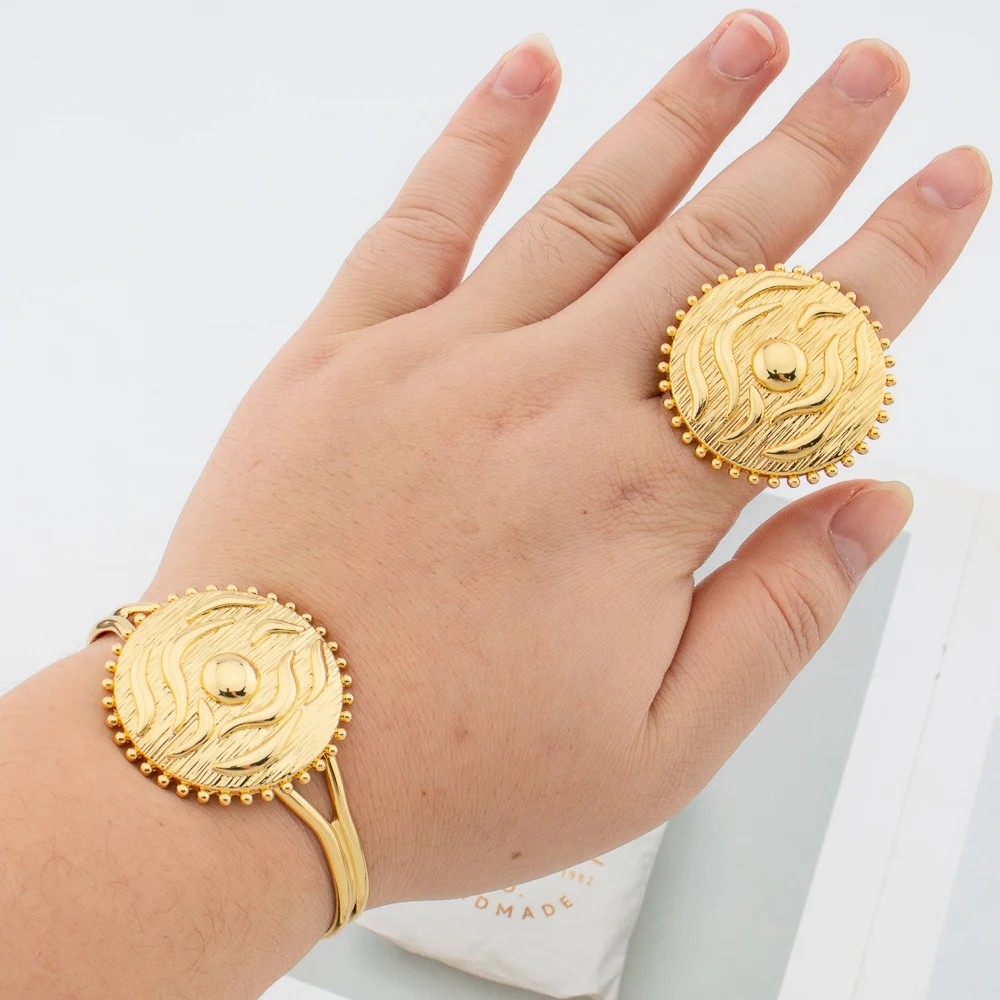 Manschettenarmreif und Ring-Schmuckset für Dubai, afrikanische Frauen, 18 Karat vergoldet, Handarmband, Fingerring, Hochzeiten, Braut, ästhetisches Geschenk – Detail 7