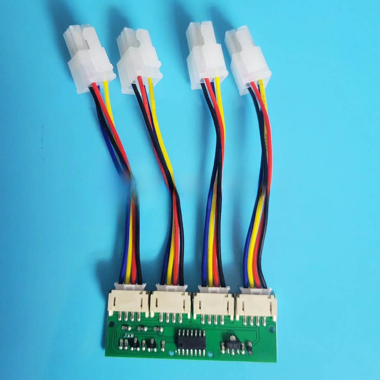 Bitmain S21 T21 S21PRO 12V 4 w 1 kwadratowy 4-pinowy emulator symulatora wentylatora specjalny dla Antminer S21 T21 S21pro Fan Spoofer Dummer — zdjęcie 2
