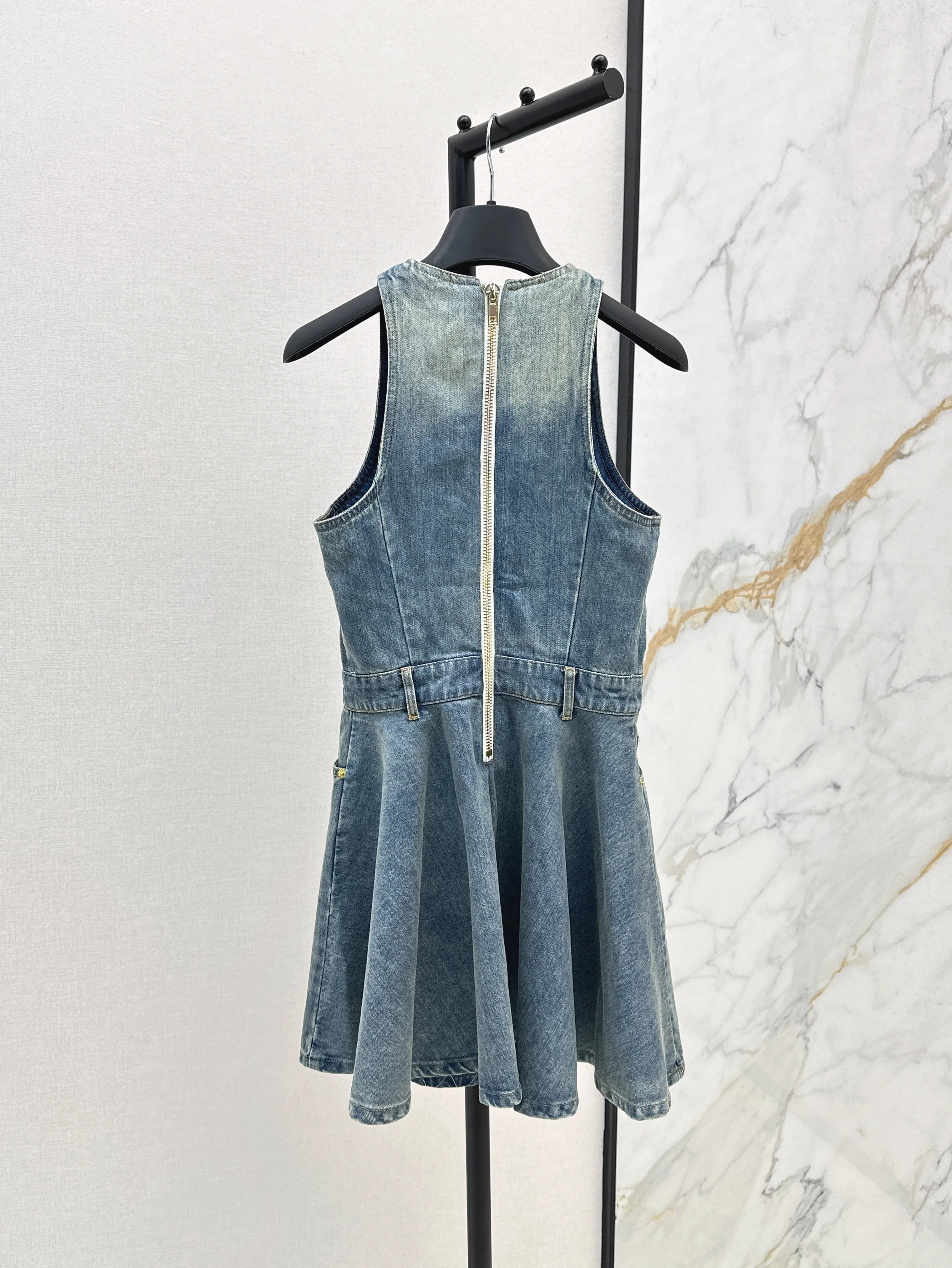 

2025 Summer Women's New Sleeveless Cowboy Dress Gradient Back Zipper Design Front Button Decorations Comfortable Fabric WYY-144