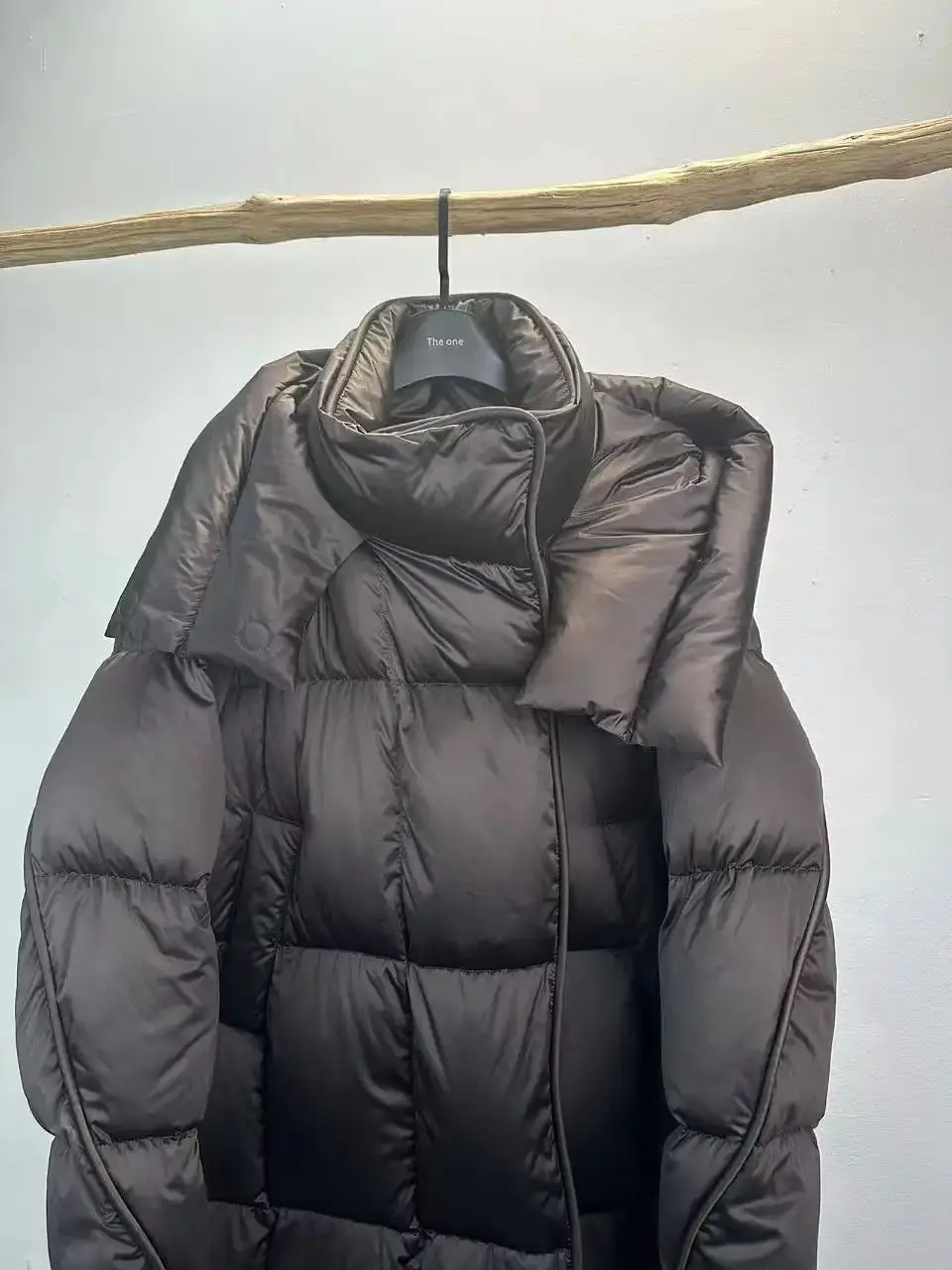 เสื้อโค้ทดาวน์มีฮู้ดสีพื้นเรียบหรูสำหรับผู้หญิง