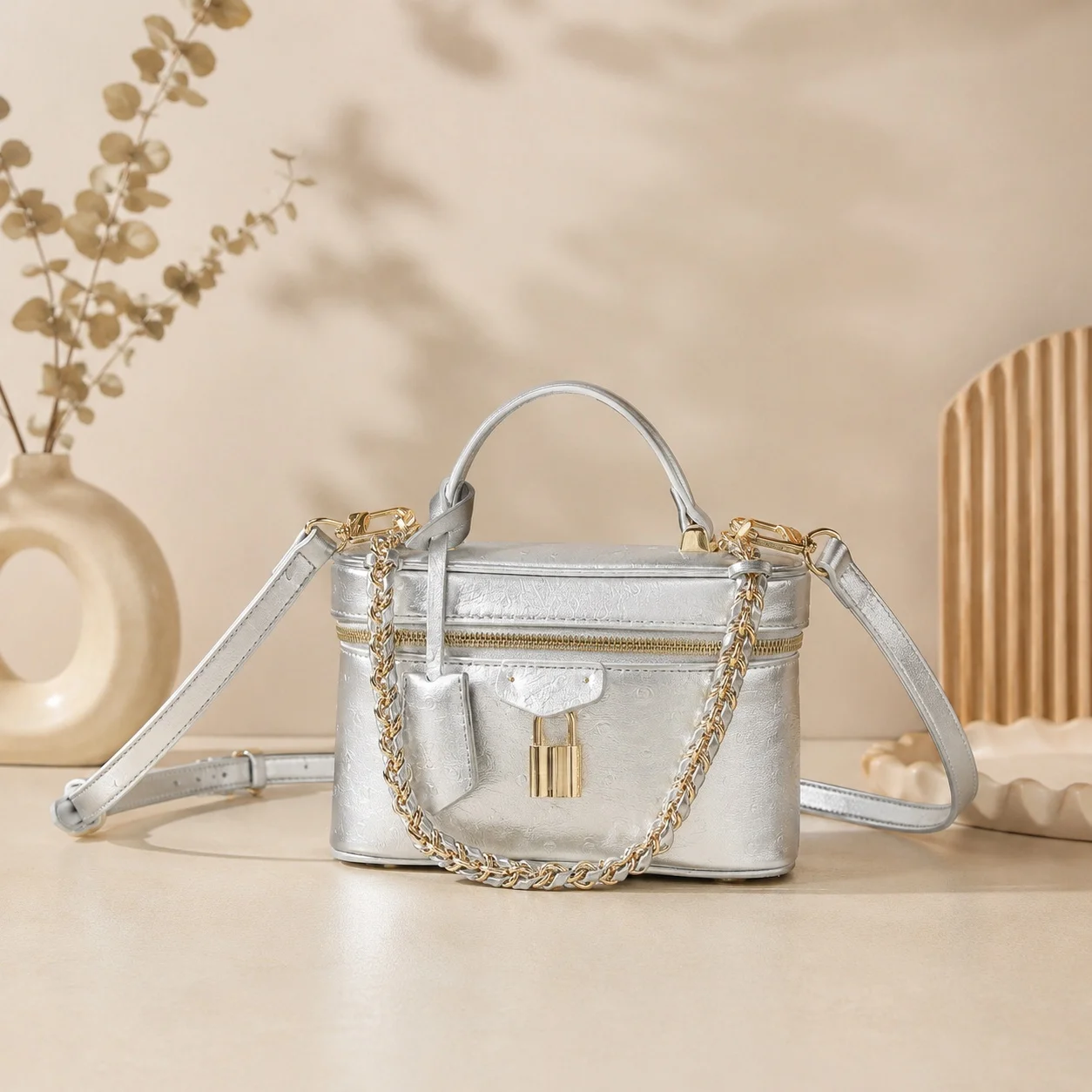 

2026 New Luxury Makeup Bag down details 19.0 x 11.5 x 6.5 cm