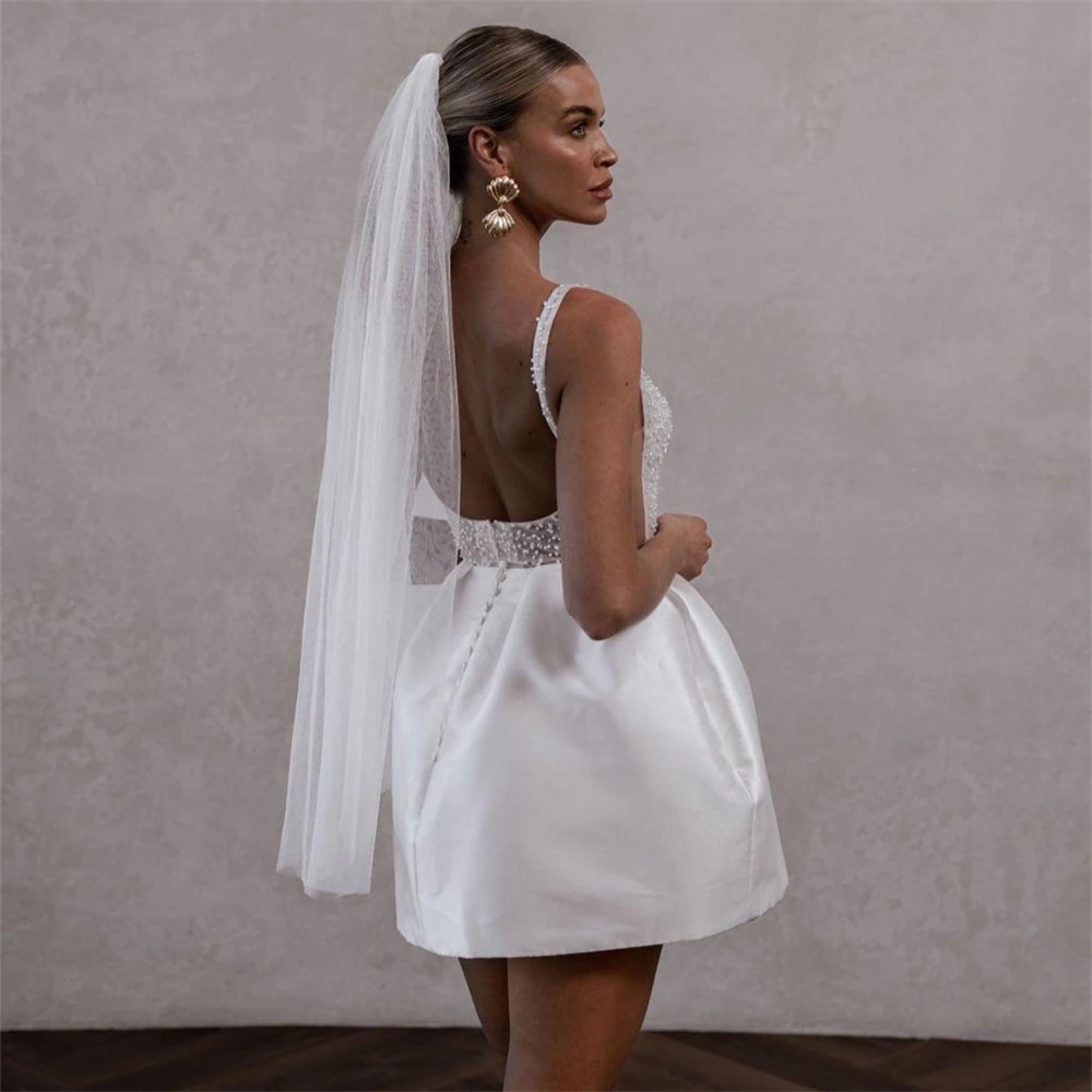 20054 #   Foto reali Perle semplici che bordano tulle mini abito da sposa donna elegante abito da sposa corto senza schienale personalizzato per la festa