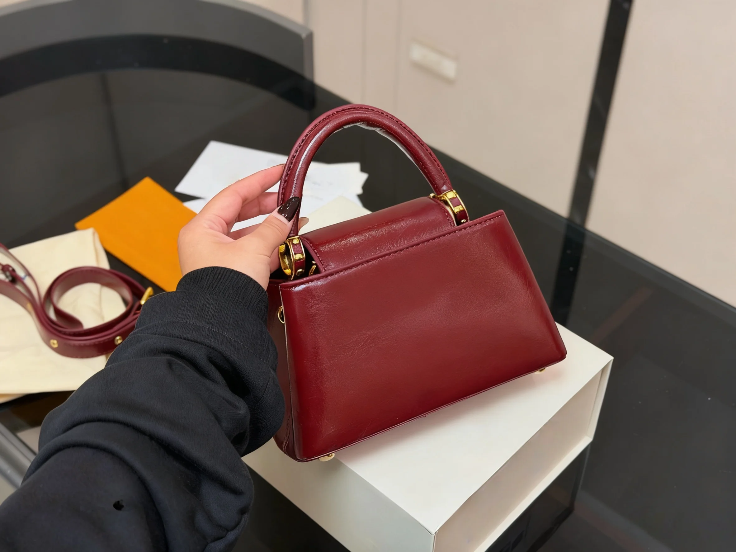 

2025 New SIZE: 22x12 CM Fashionable Versatile bags leather cherry Portable can be carried on the shoulder no boxes